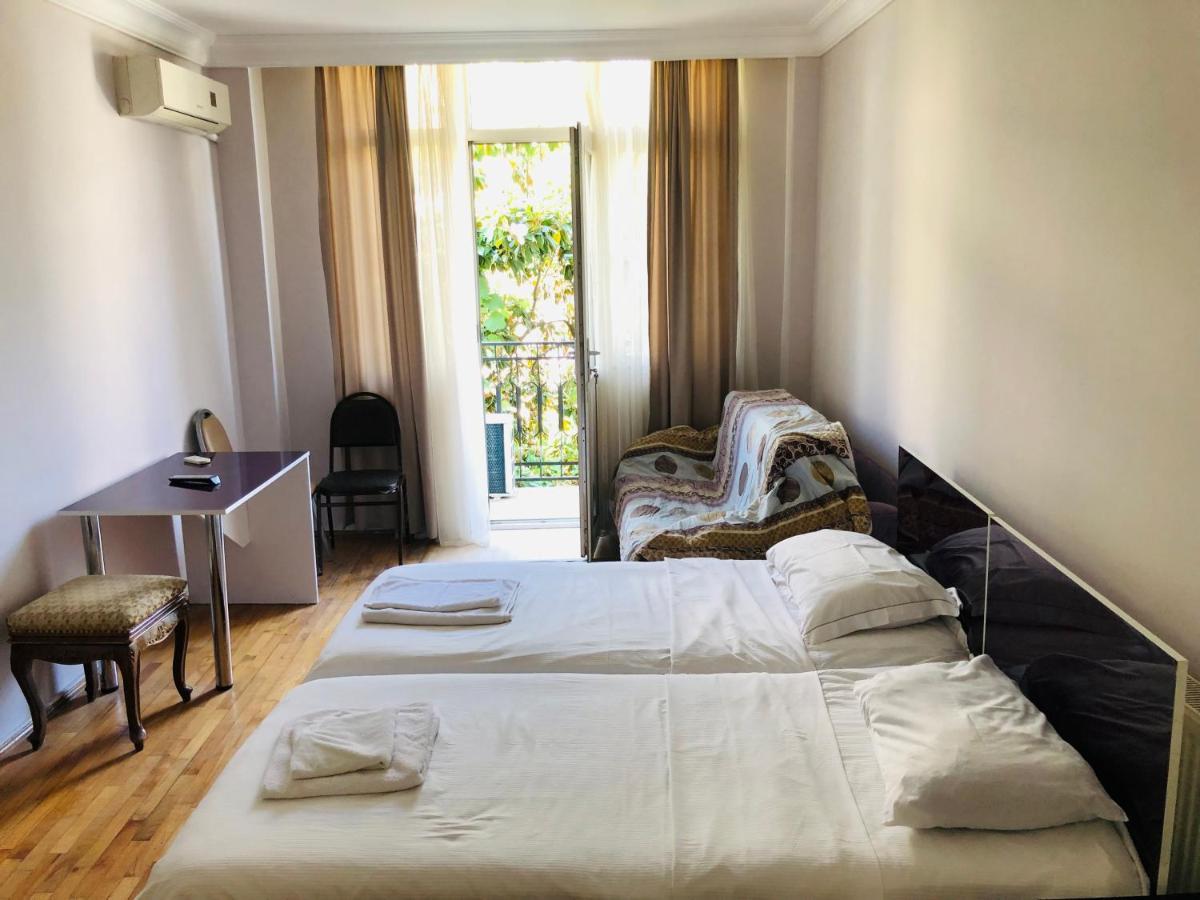 Hotel Dolphin Батуми Экстерьер фото